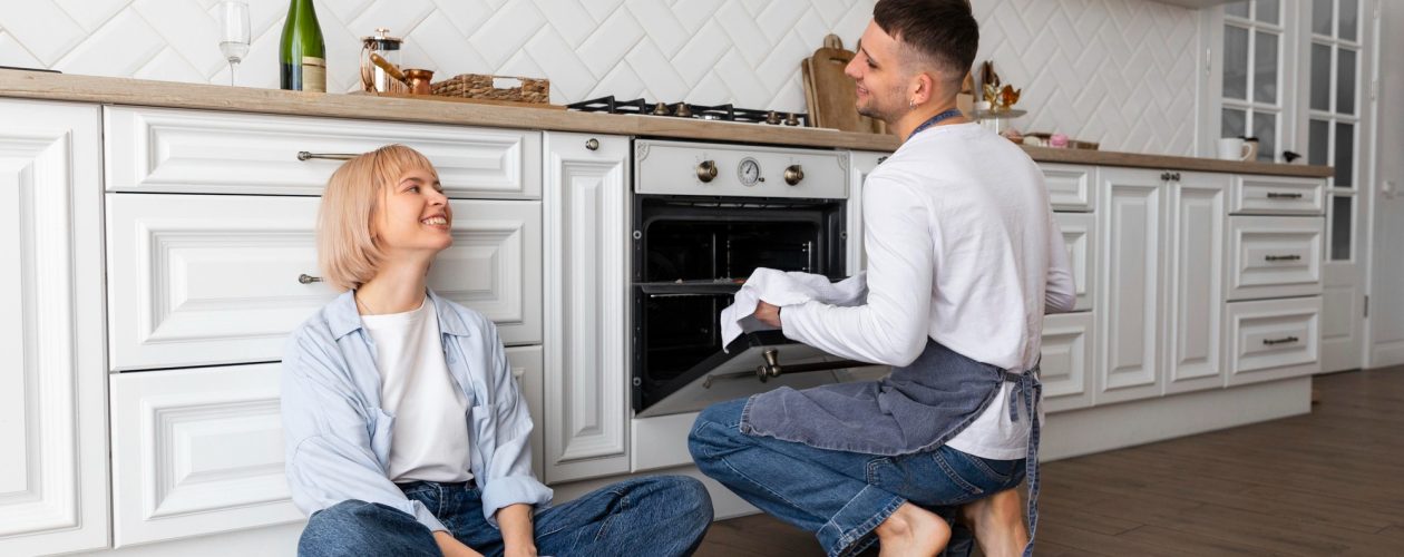 Suelos para cocina: ¿porcelánico, vinílico o microcemento? | Diseños de cocinas en Gijón