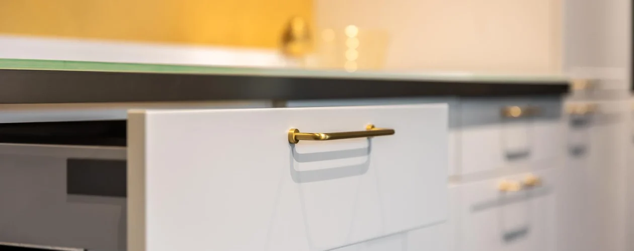 Tiradores de cocina: cómo combinarlos con el estilo de los muebles de cocina Gijón